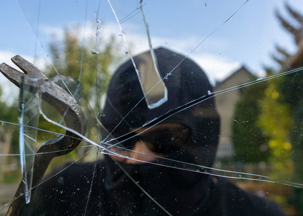 Glasbruchmelder Einbrecher